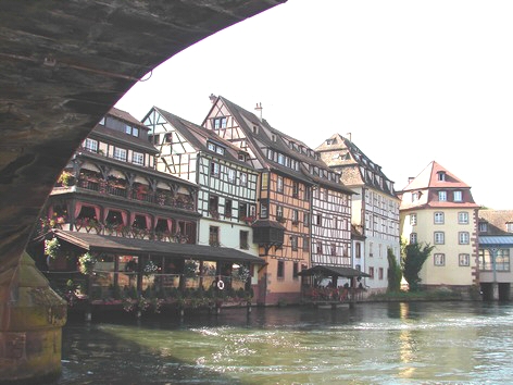 STRASBOURG - les Quais - Le pont Saint Martin - Photo BERTHEVILLE